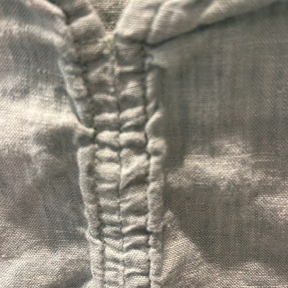 Tahari 100% linen short sleeve v neck. - Picture 3 of 4